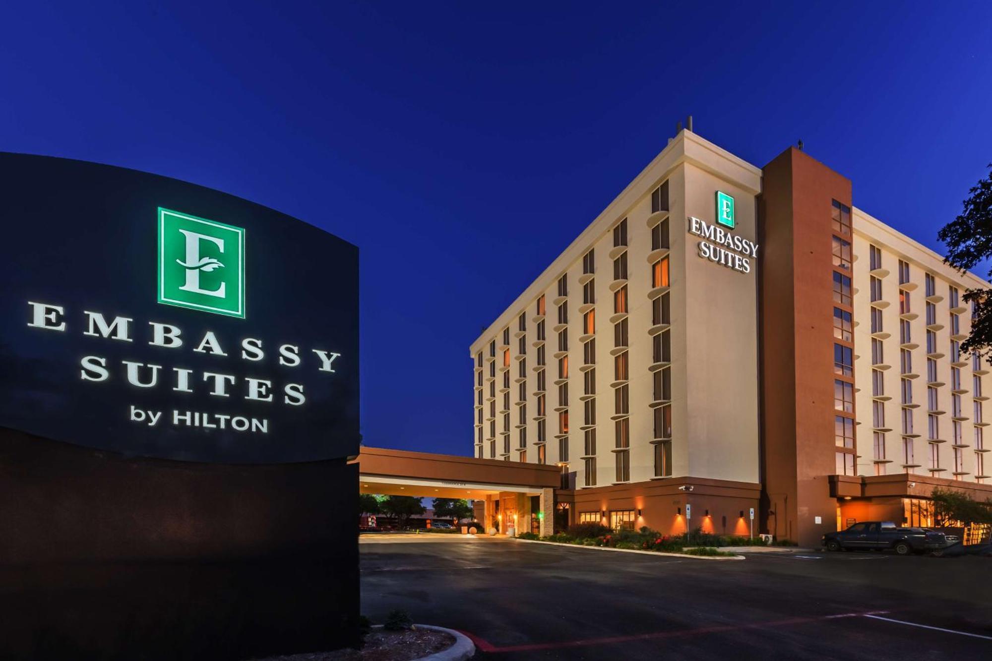 Embassy Suites By Hilton Dallas Market Center Exterior foto